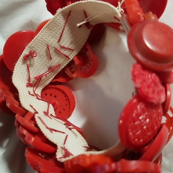 WHIMSICAL VINTAGE RED PLASTIC LUCITE BAKELITE BUTTONS ARTISAN STRETCH BRACELET - Picture 7 of 7